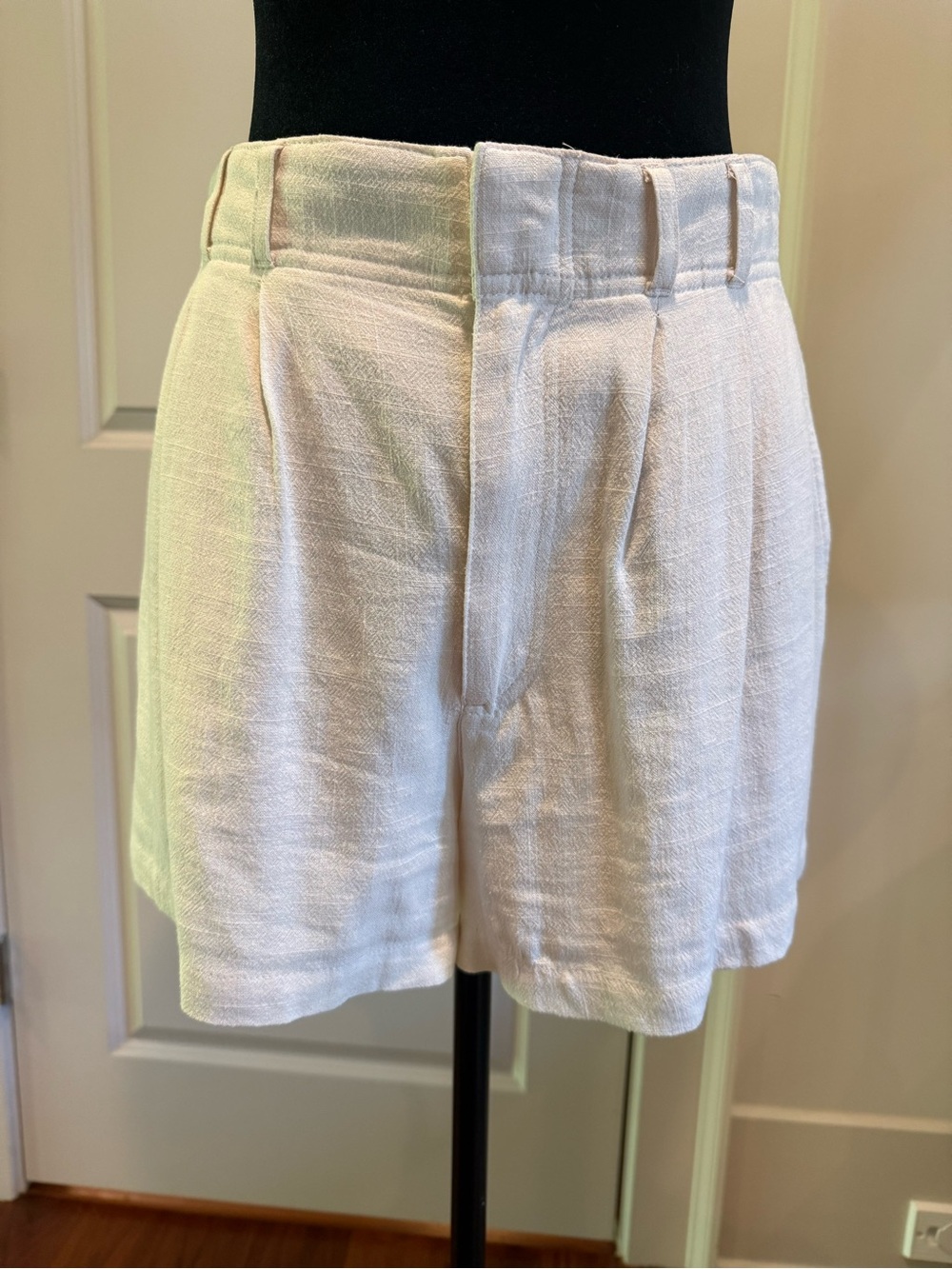 Z Supply Cream High-Waist Pleated Women’s Shorts